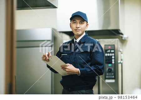 設備を点検する作業服の男性 設備を点検する作業服の男性 98153464