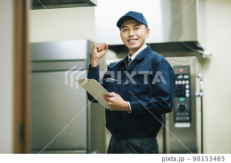 設備を点検する作業服の男性 設備を点検する作業服の男性 98153465