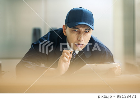 設備を点検する保全士 設備を点検する保全士 98153471