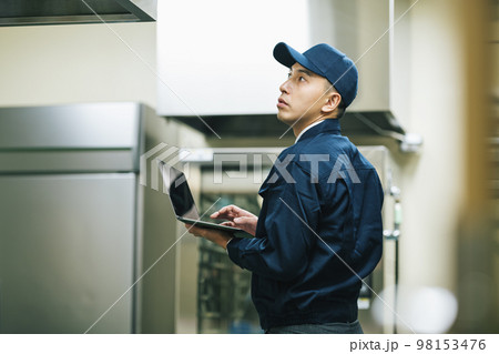 設備を点検する保全士 98153476