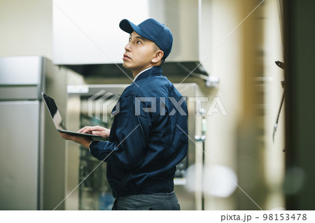 設備を点検する保全士 設備を点検する保全士 98153478