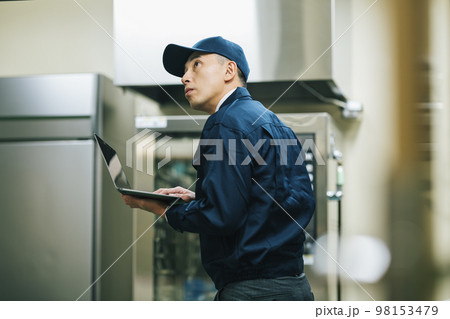設備を点検する保全士 98153479