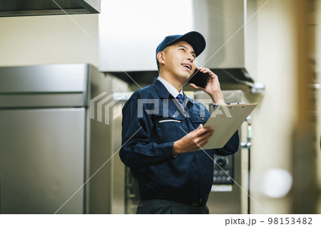 スマホで話す保全士 98153482