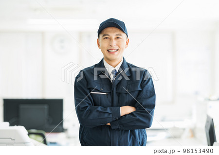 作業服を着た若い男性のポートレート 98153490