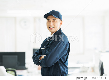 作業服を着た若い男性のポートレート 作業服を着た若い男性のポートレート 98153491