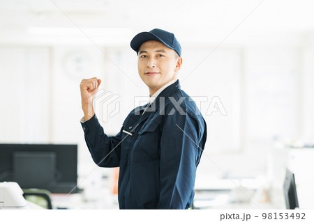 作業服を着た若い男性のポートレート 98153492