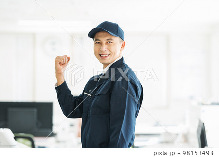 作業服を着た若い男性のポートレート 98153493