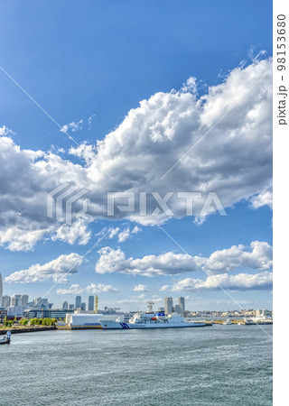 横浜みなとみらいの都市風景　春の横浜港 98153680