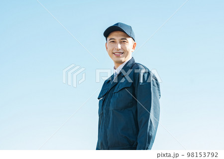 作業服を着た男性の屋外ポートレート 98153792