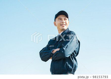 作業服を着た男性の屋外ポートレート 作業服を着た男性の屋外ポートレート 98153793