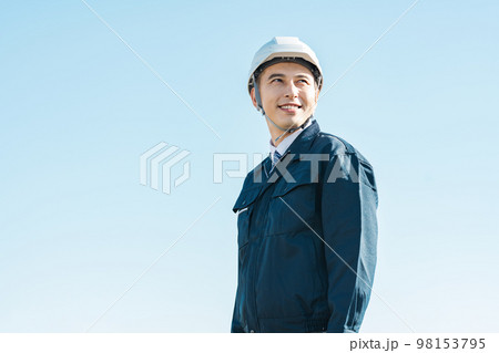 作業服を着た男性の屋外ポートレート 作業服を着た男性の屋外ポートレート 98153795