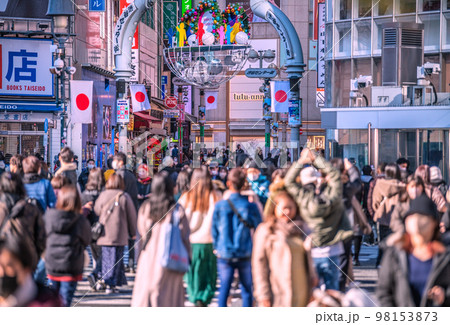 日本の東京都市景観 元日。屋外等マスク不要。換気不足…全窓を閉めた満員電車…感染爆発は必然＝渋谷 98153873