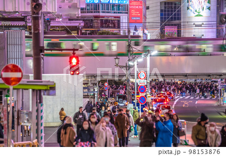 日本の東京都市景観 元日。奥は渋谷スクランブル交差点。屋外等マスク不要。換気不足…感染爆発は必然 98153876