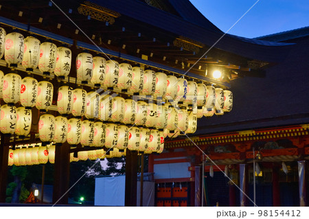 八坂神社 舞殿と本殿の夕暮れ 98154412