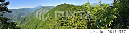 道志山塊の赤鞍ヶ岳 ウバガ岩より富士山と道志山稜を望むパノラマ写真 道志山塊の赤鞍ヶ岳 ウバガ岩より富士山と道志山稜を望むパノラマ写真 98154537