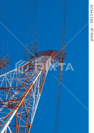 青空の中の高圧送電鉄塔 98154626