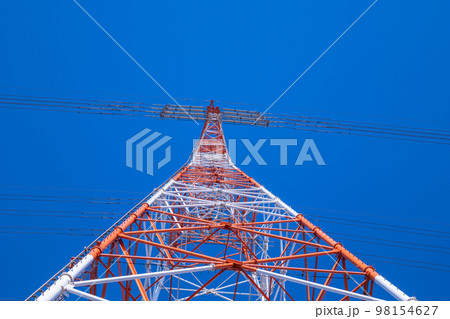 青空の中の高圧送電鉄塔 青空の中の高圧送電鉄塔 98154627