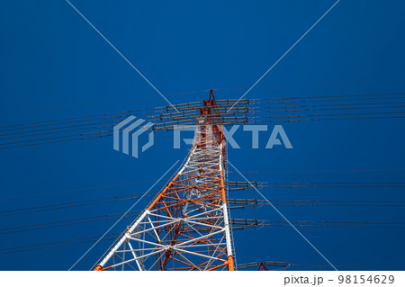 青空の中の高圧送電鉄塔 青空の中の高圧送電鉄塔 98154629