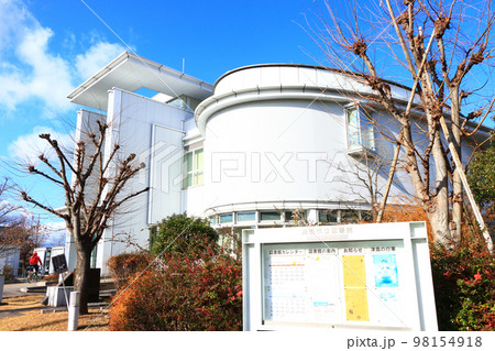 津島市、津島市立図書館の風景 98154918