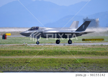 ステルス戦闘機F-35B 離陸へタキシング ステルス戦闘機F-35B 離陸へタキシング 98155142