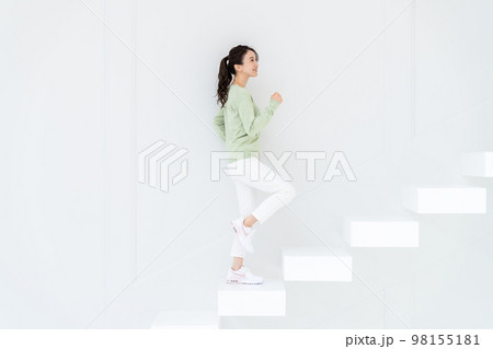 階段を上る若い若い女性 98155181