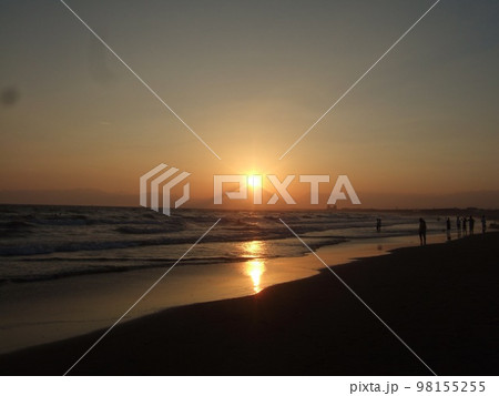 湘南江の島の海の夕日とダイヤモンド富士 98155255