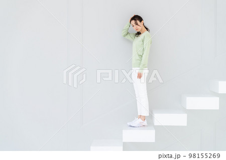 階段で落ち込む若い女性 98155269