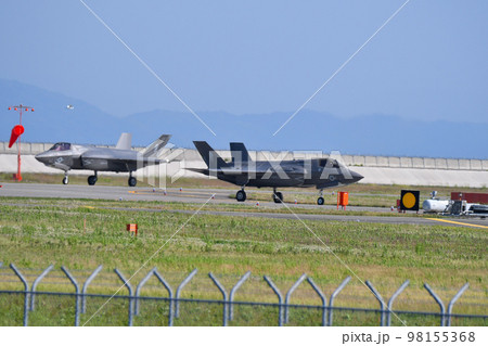 ステルス戦闘機F-35B　タキシング 98155368