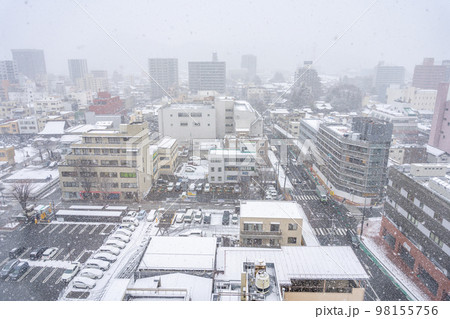 福島市内　大町　信夫山　町並み　雪景色 98155756