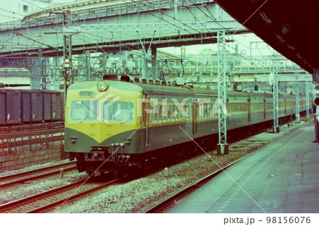 1運用残っていた浜松町を走る静岡持ち80系普通列車クハ86113他、1976年9月5日撮影 98156076