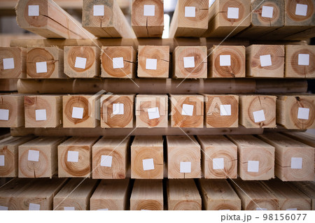 シールが張られた沢山の木材 98156077