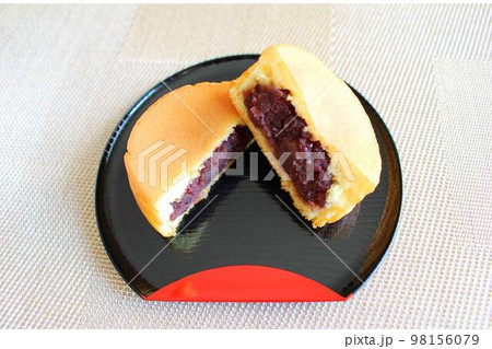 半分に割った今川焼 98156079