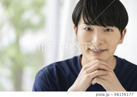 カメラ目線の若い男性　メンズビューティー　スキンケアイメージ　ポートレート 98156177