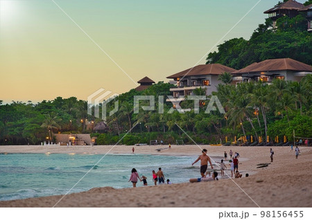アジアのリゾートビーチの夕景と砂浜 98156455