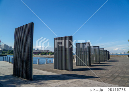 神奈川県　横浜港町　象の鼻パークの風景 98156778