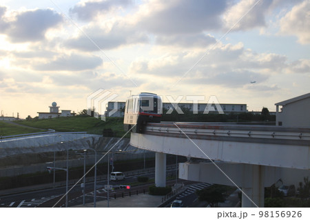 夕方のゆいレールと旅立つ飛行機 98156926