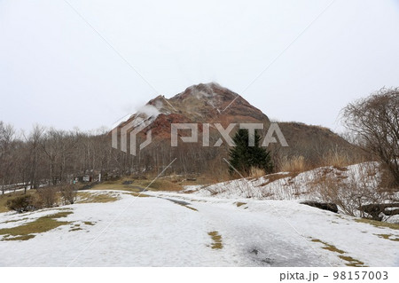 天気の悪い日の昭和新山 98157003