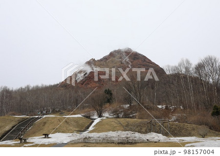 天気の悪い日の昭和新山 天気の悪い日の昭和新山 98157004