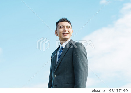 ビジネスパーソンの青空ポートレート 98157140