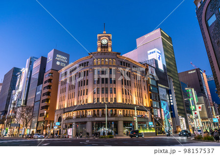 日本の東京都市景観 元日、煌めく銀座。行動制限のないお正月。散策を楽しむ外国人観光客が目立つ 日本の東京都市景観 元日、煌めく銀座。行動制限のないお正月。散策を楽しむ外国人観光客が目立つ 98157537