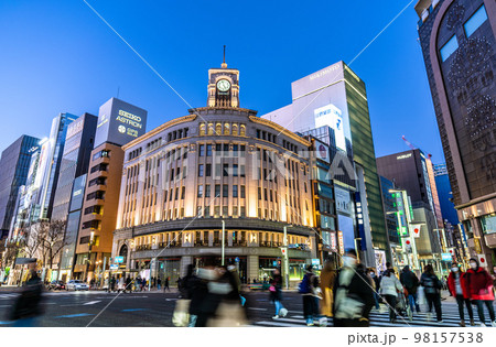 日本の東京都市景観 元日、煌めく銀座。行動制限のないお正月。散策を楽しむ外国人観光客が目立つ 98157538