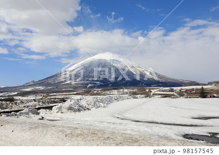 真狩村、フラワーパーキングのあたりから見る羊蹄山 真狩村、フラワーパーキングのあたりから見る羊蹄山 98157545