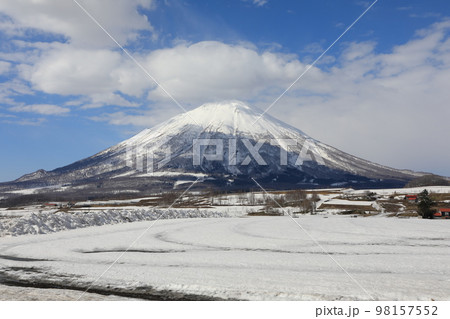真狩村、フラワーパーキングのあたりから見る羊蹄山 98157552