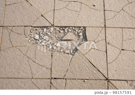 割れたタイル張りの歩道 98157591