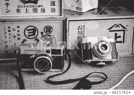 Old Camera 98157624