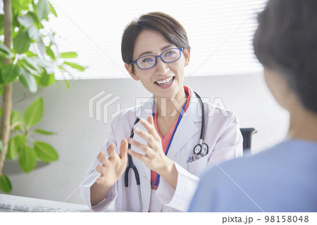 問診をするめがねを掛けた女性医師 98158048