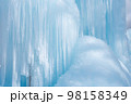 氷瀑の近接撮影、氷柱、つらら 98158349