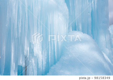 氷瀑の近接撮影、氷柱、つらら 98158349