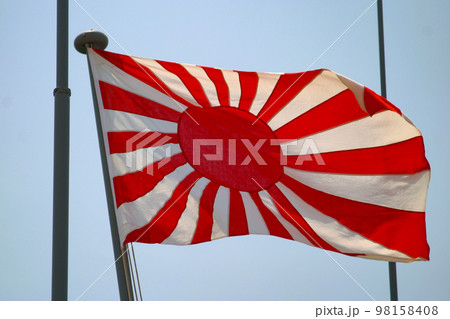 はためく旭日旗 98158408