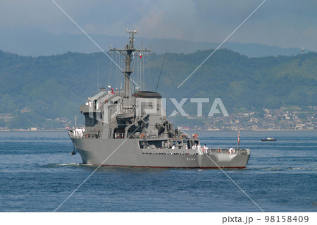 出港する海上自衛隊の艦艇 98158409